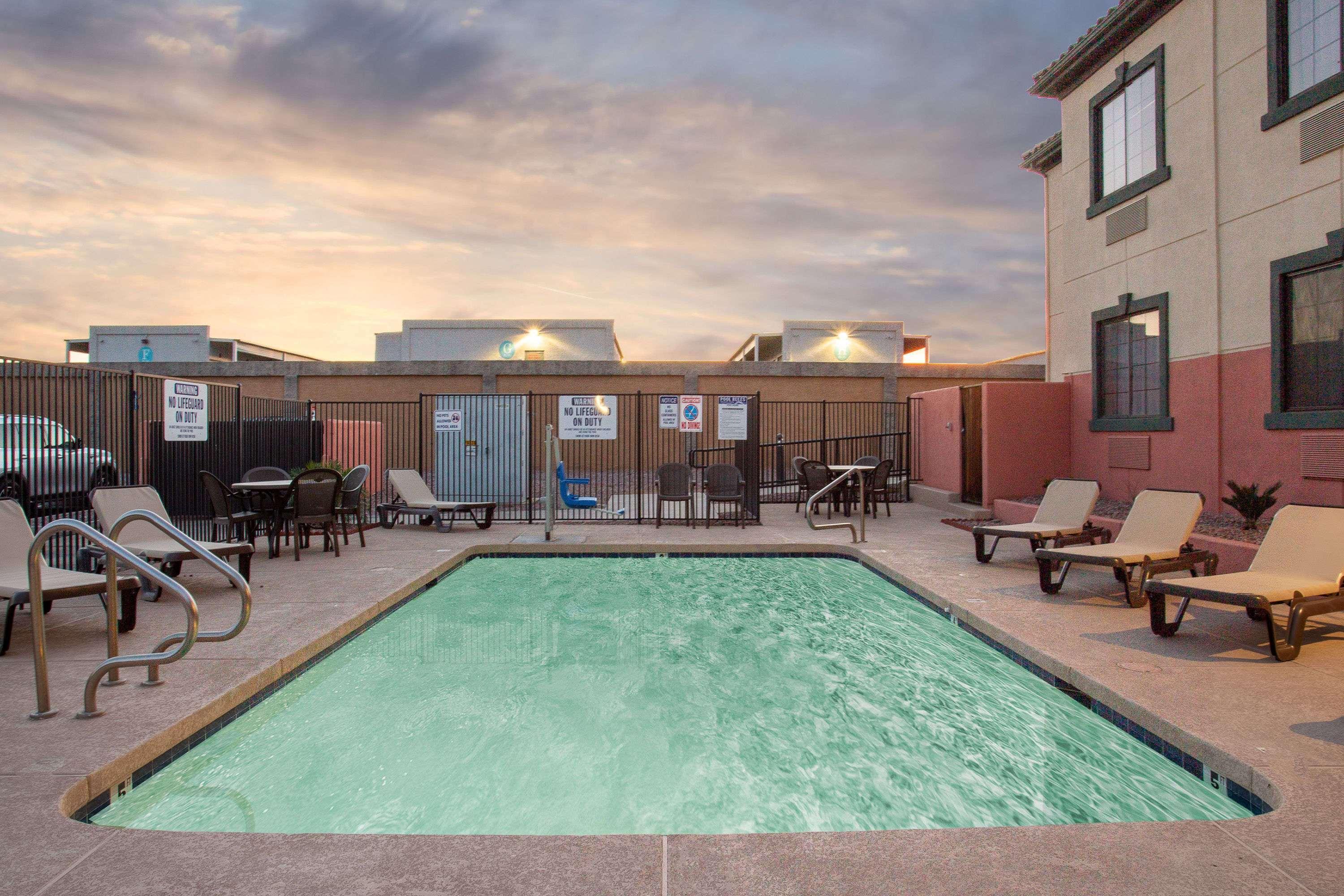Baymont By Wyndham Phoenix I-10 Near 51St Ave Bagian luar foto